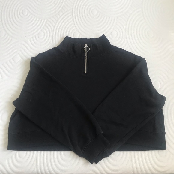 H&M divides crop sweatshirt